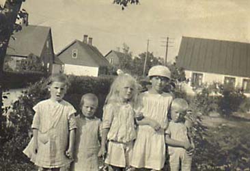 Inga till v�nster med kompisar i Sj�lands tr�dg�rd 